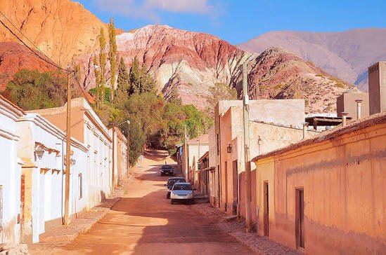 Calle de Purmamarca con el Cerro de los Siete Colores