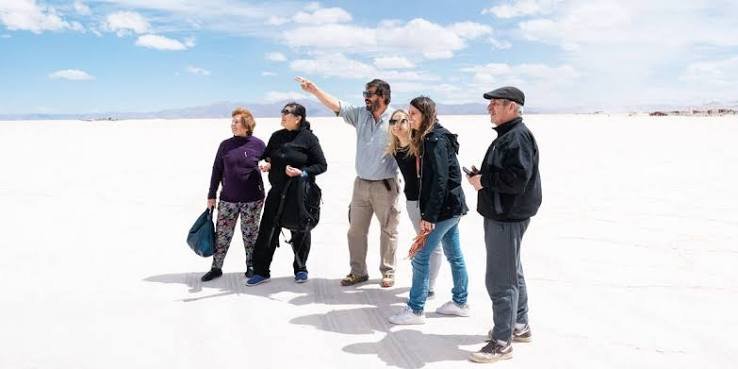 Guía de Turismo Humahuaca con un grupo en Salinas Grandes